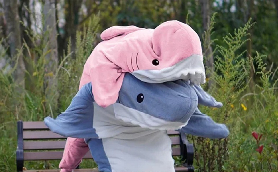 Enriching Social Play and Bonding with a Shark Blanket插图3