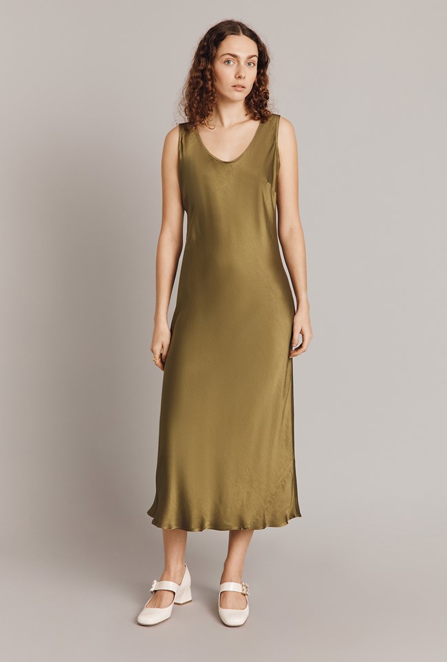The Allure of the Slip Dress: Exploring Its Timeless Elegance插图1