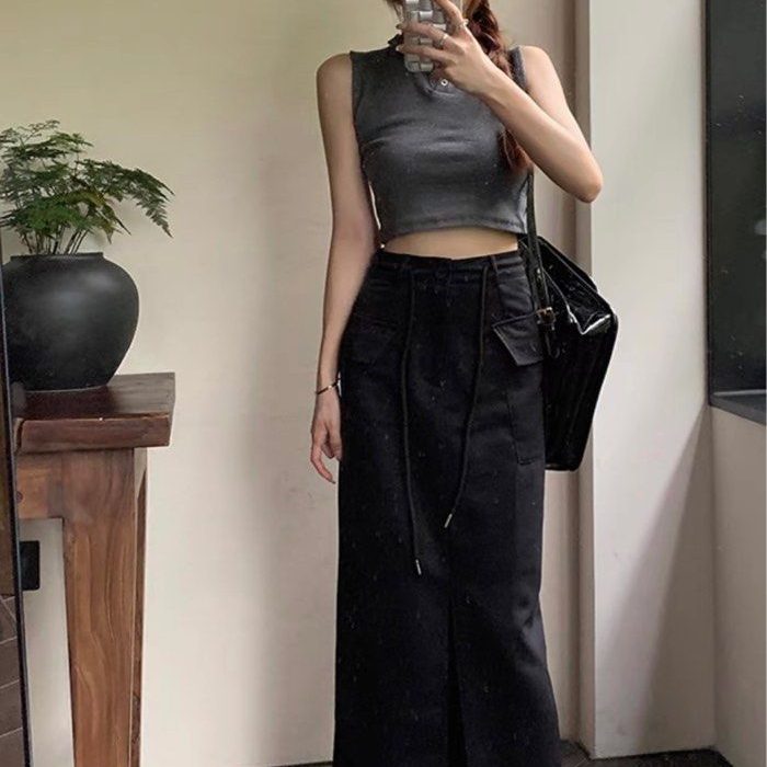 black cargo skirt outfit