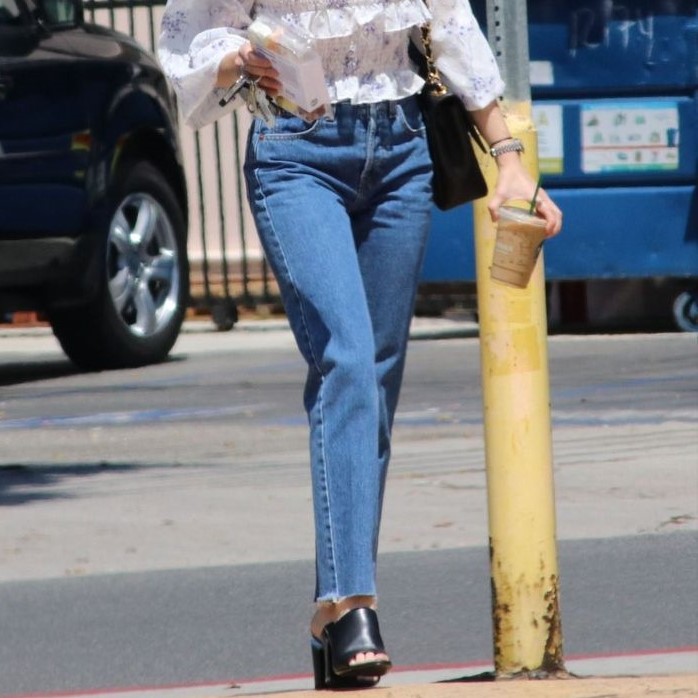 mom jeans outfit ideas